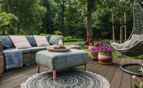 Cafe dengan area duduk yang dilengkapi dengan perabotan rotan